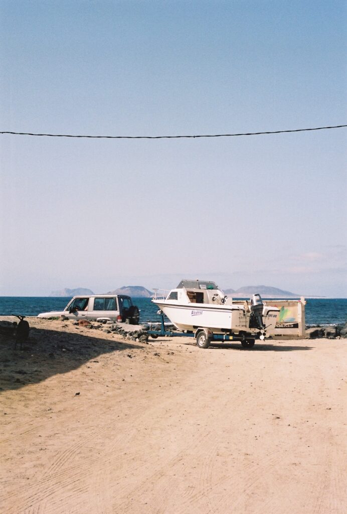 Coche remolcando una barca de pesca