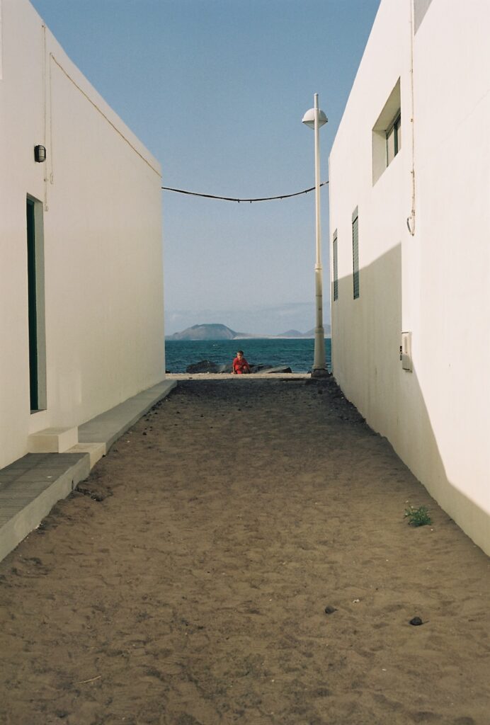 Calle de arena en la Caleta de Famara con vistas al mar