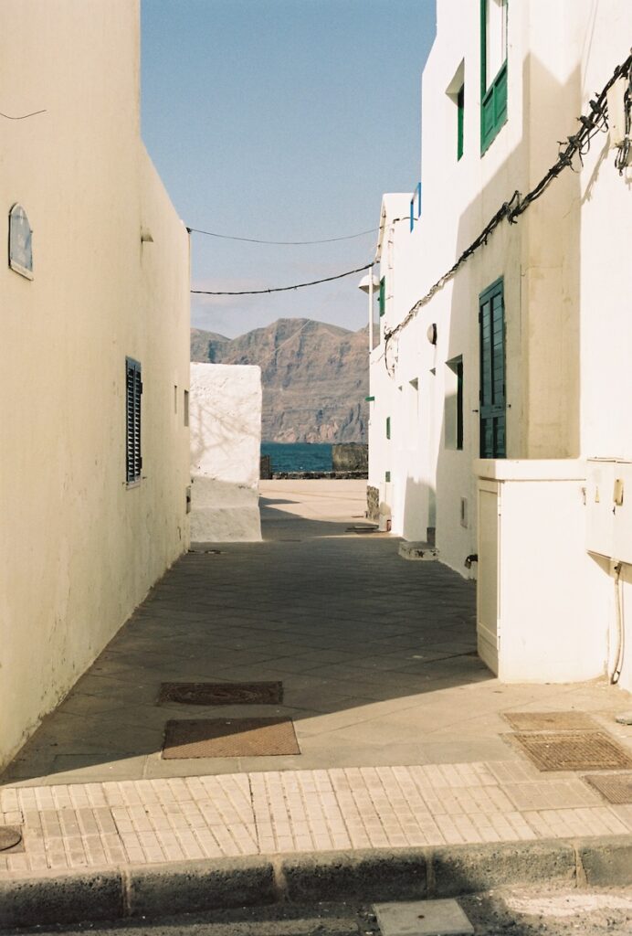 Calle del pueblo de La Caleta de Famara, con vistas al mar