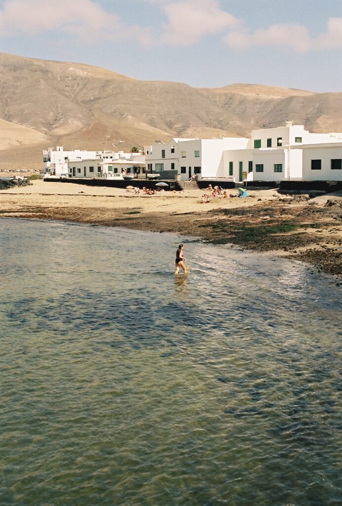 Costa de la Caleta de Famara, con casitas de fachadas blancas junto al mar