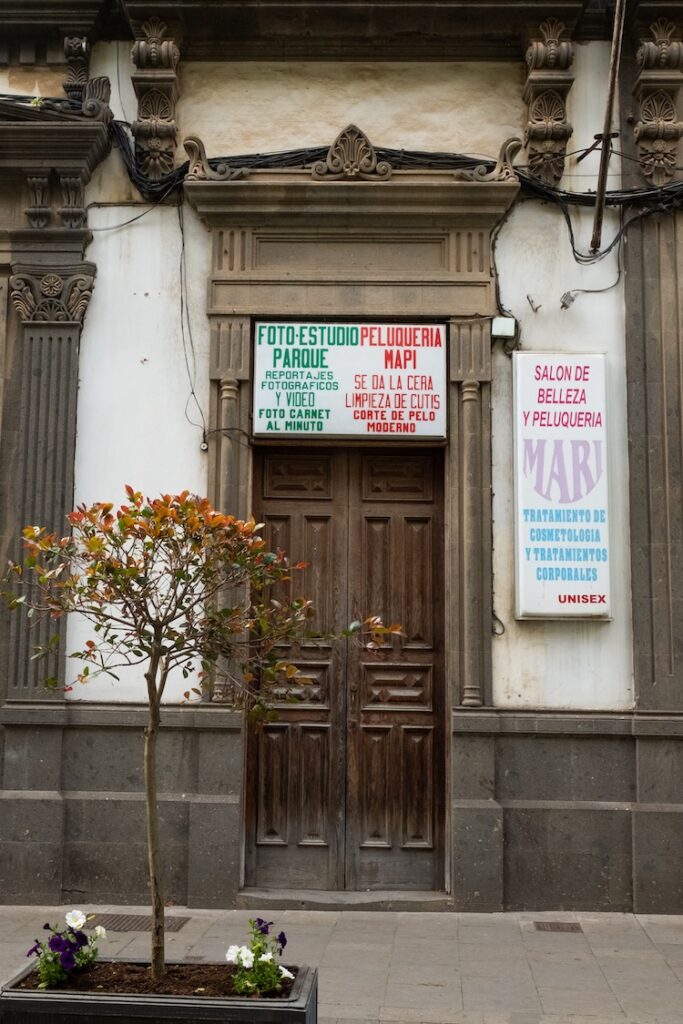 Fachada de antigua casa en Arucas con letreros de antiguos negocios