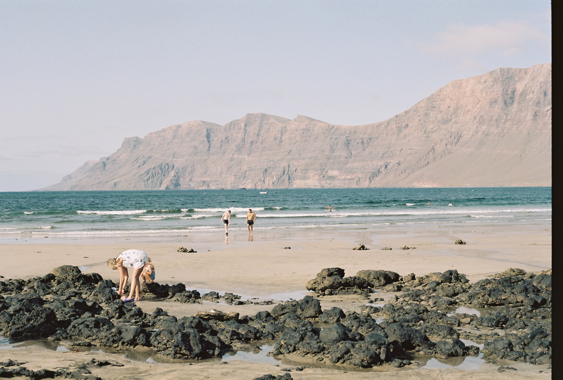 Vista de la playa y los acantilados de Famara desde La Caleta de Famara