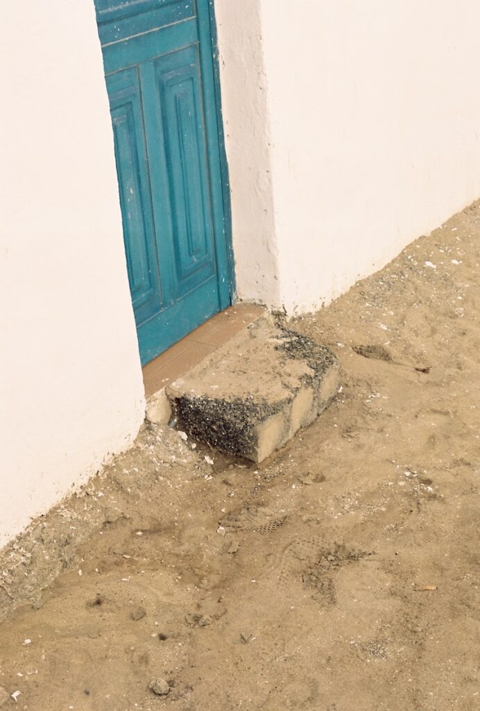 Rincón de La Caleta de Famara, con el escalón de entrada a una casa cubierto de arena de playa