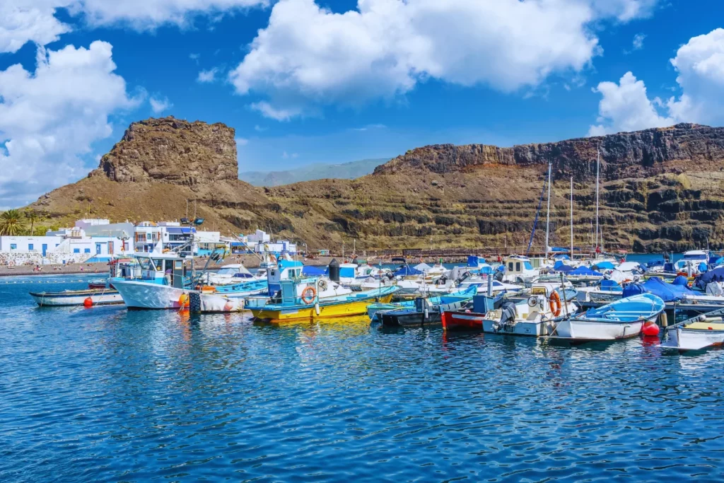 Barcos de pesca en el puerto de Agaete en Gran Canaria