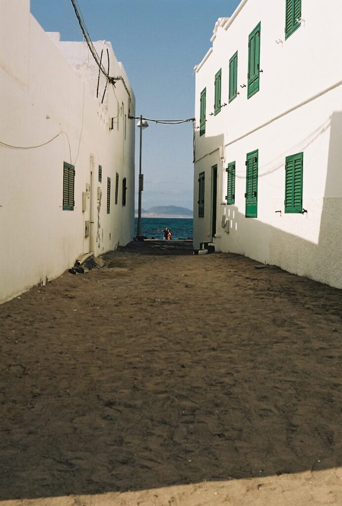 Callejuela de La Caleta de Famara, cubierta de arena de playa