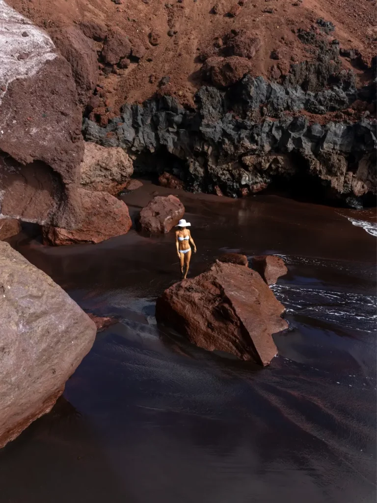 Mujer paseando en la playa de Tacorón en el Hierro