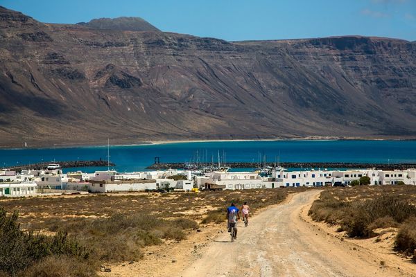 Camino con bicicletas hacia el pueblo de Caleta del Sebo, en La Graciosa