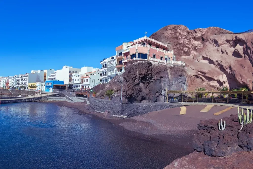 Playa de La Restinga junto al pueblo costero del mismo nombre