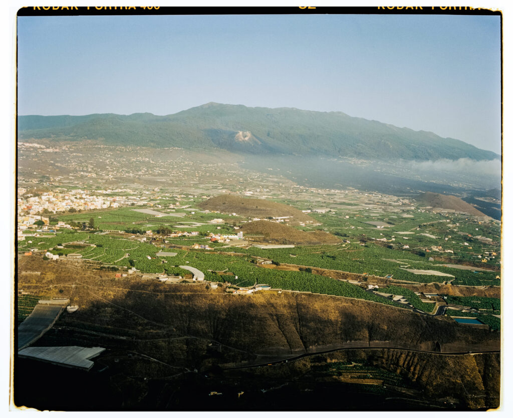 Vista aérea de paisaje en Canarias con plantaciones de plataneras