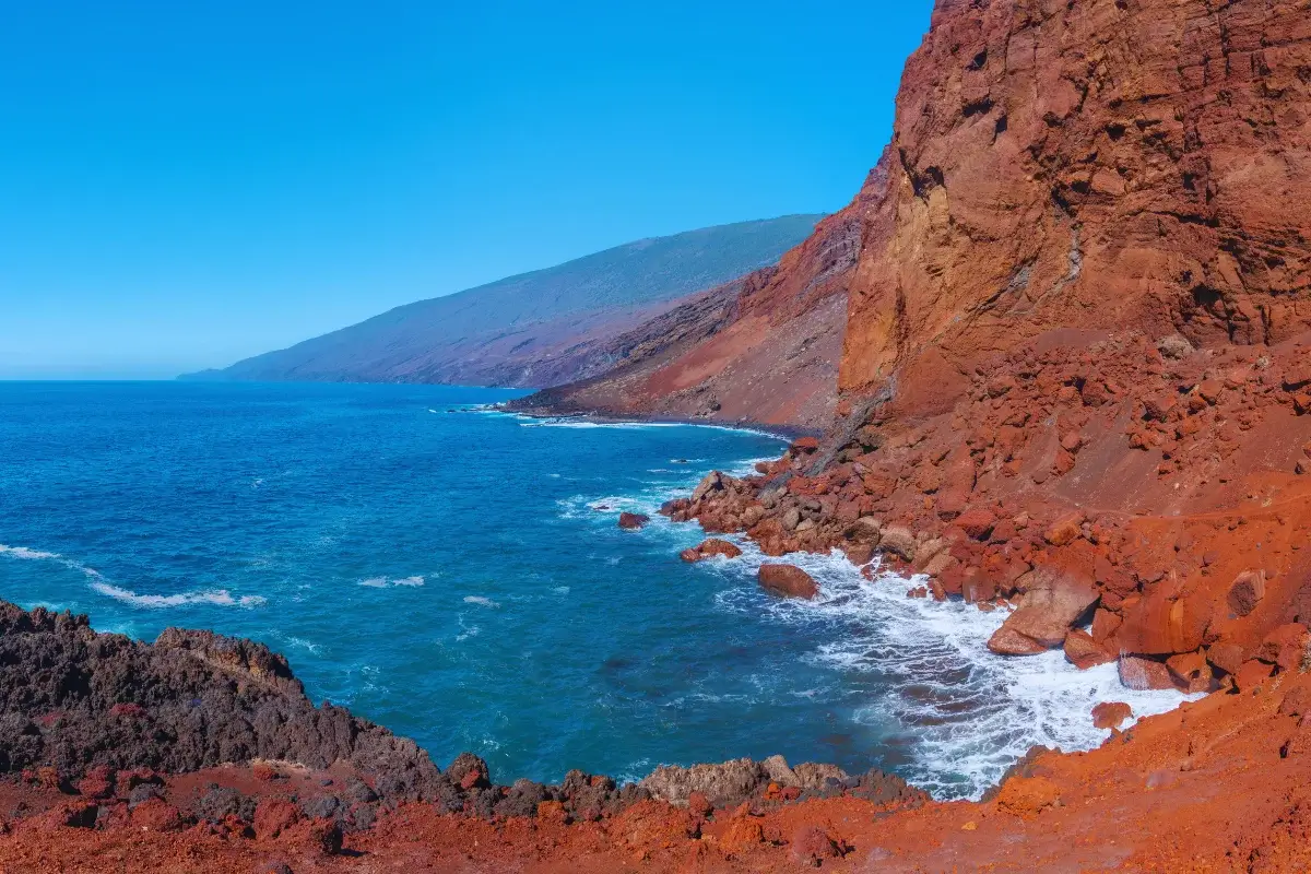 Costa volcánica roja de la cala de Tacorón, en El Hierro.