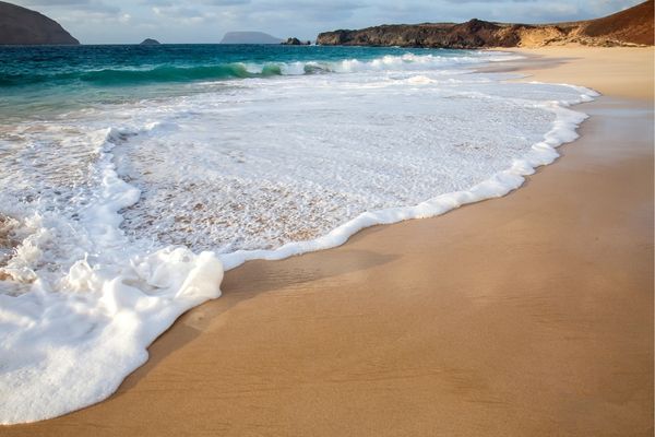 Espuma del mar en la playa de las Conchas en La Graciosa