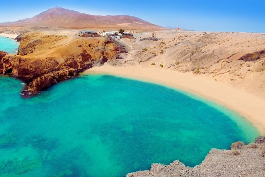 Playa Papagayo en Lanzarote con arena dorada y aguas turquesa