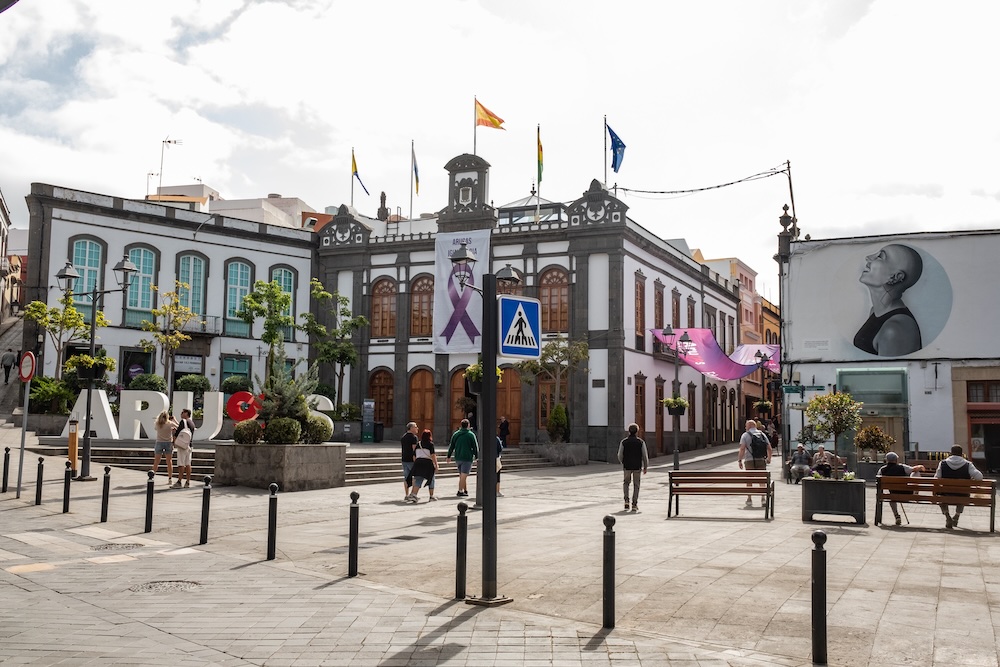 Plaza de la Constitución en Arucas con el ayuntamiento