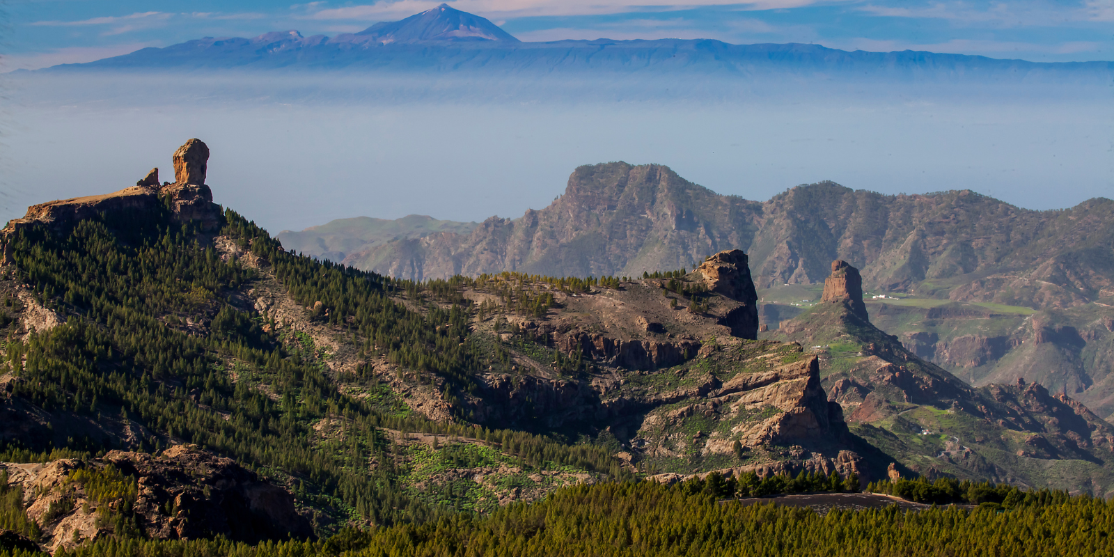 Imagen panorámica del Roque Nublo en Gran Canaria con el Teide de fondo