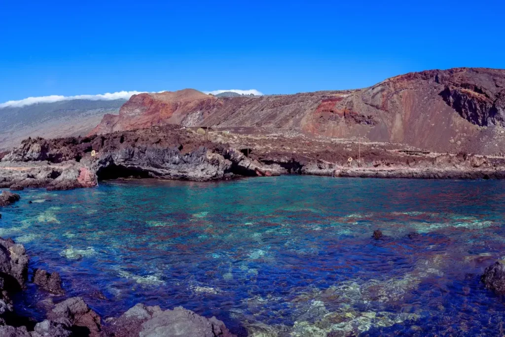 Mar en calma frente a la costa volcánica de la playa de Tacorón en el Hierro