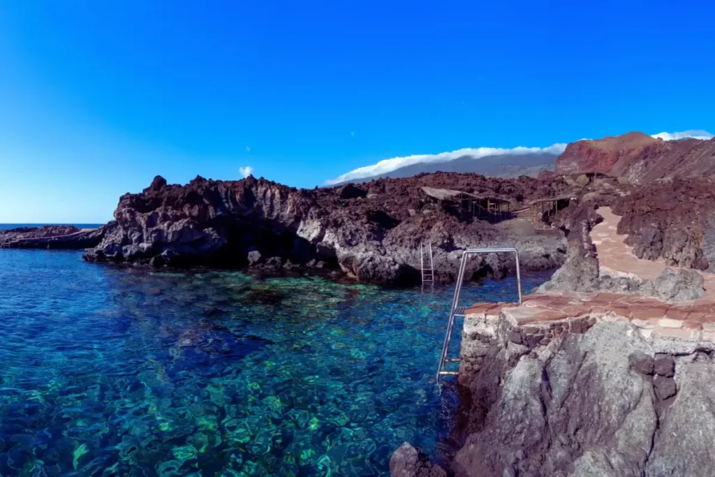 Piscinas naturales con escalera para salir del mar en Tacorón, El Hierro