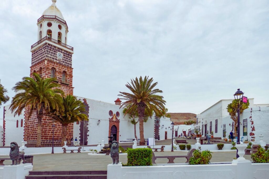 Plaza de la Constitución en la Villa de Teguise con Iglesia de Nuestra Señora de Guadalupe
