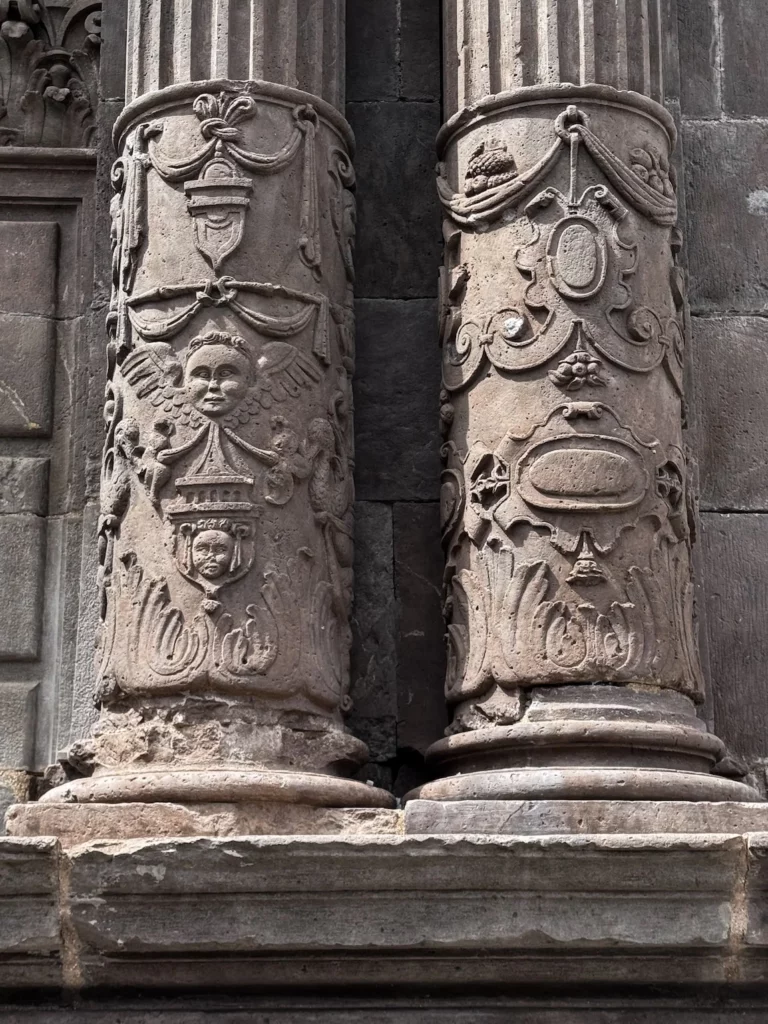 Detalle de las columnas de la fachada de la Iglesia de El Salvador en Santa Cruz de La Palma