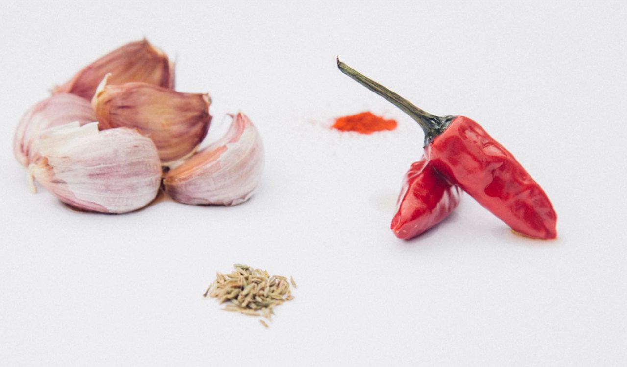 Ajo y pimienta, los ingredientes principales del mojo canario