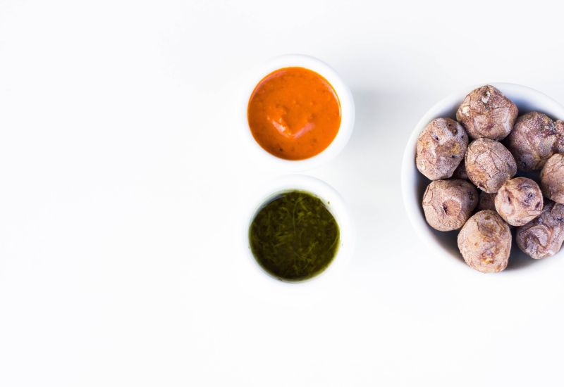 Mojo rojo y mojo verde canarios con papas arrugadas