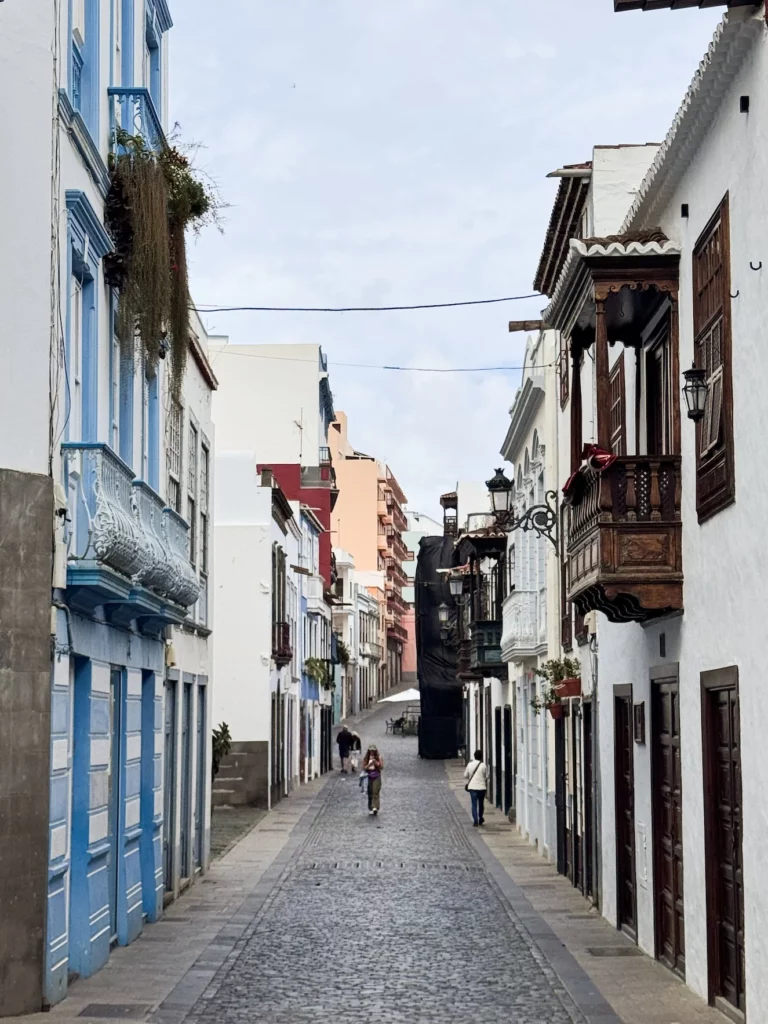 Calle Real en Santa Cruz de La Palma con adoquines