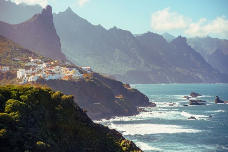 Vista desde la costa del Macizo de Anaga con el mar rompiendo en los acantilados