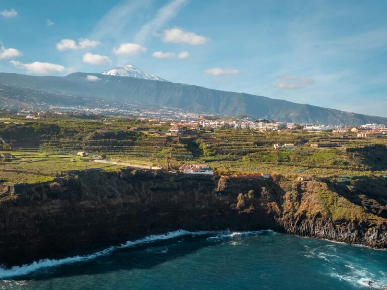 Vista de la isla de Tenerife desde la costa con el Teide nevado de fondo