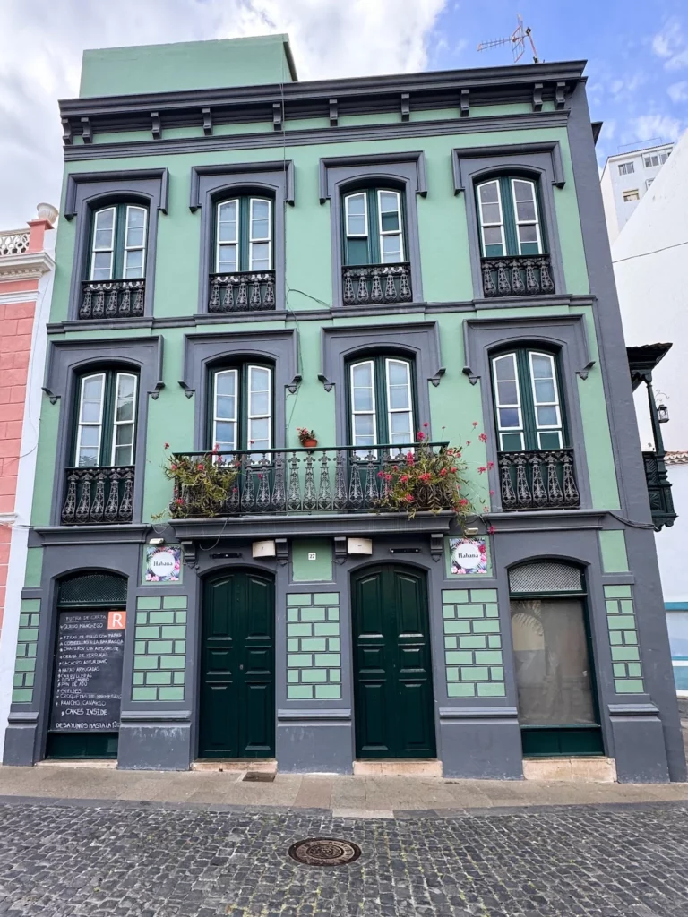 Fachada de edificio verde en Santa Cruz de La Palma