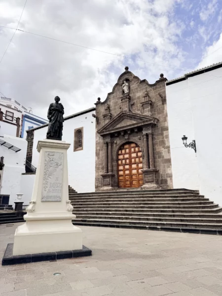 Plaza de España con estatua en honor a Manuel Díaz Hernández