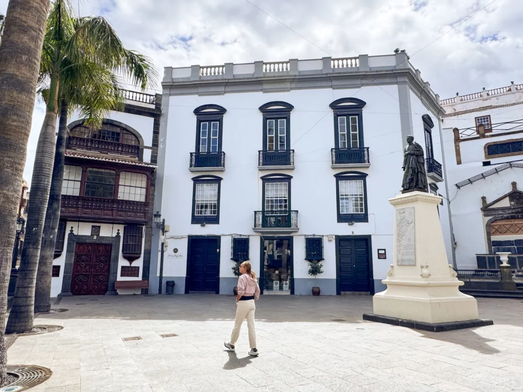 Visitante paseando por la Plaza de España de Santa Cruz de La Palma