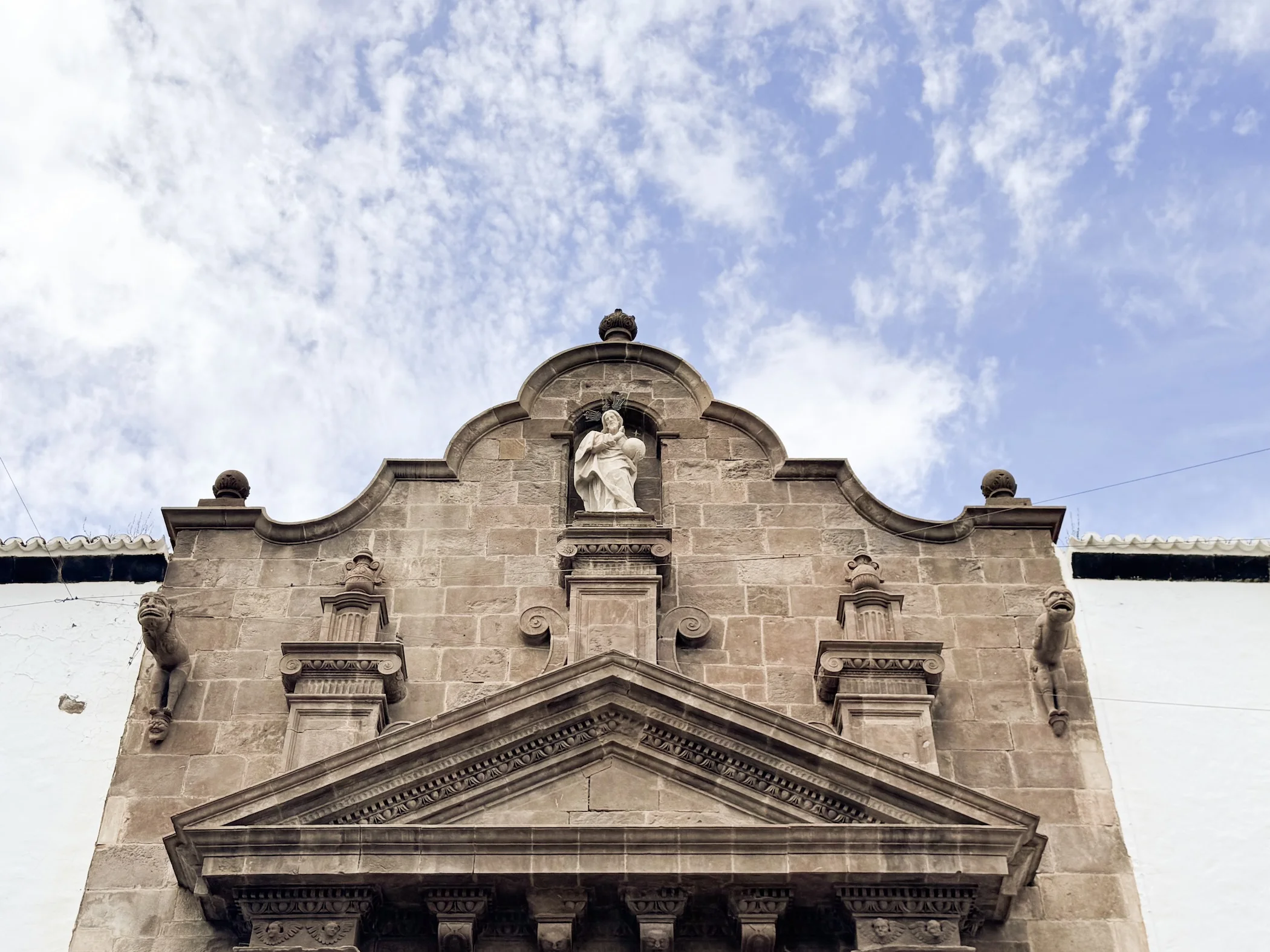 Portada de artículo sobre Santa Cruz de La Palma con Iglesia de El Salvador y motivos religiosos