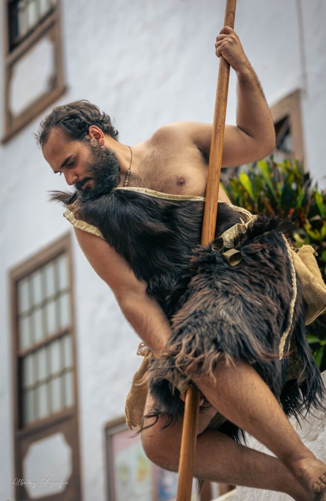 Actor vestido de pastor canario en el Día del Corsario