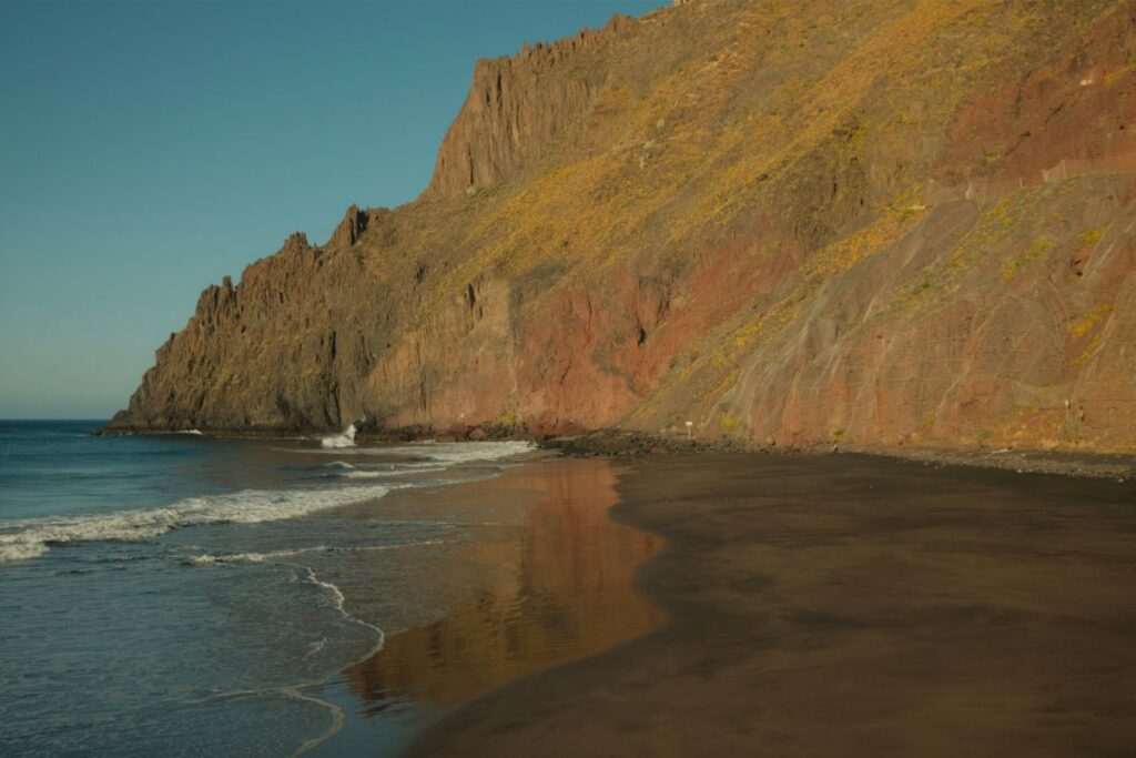 Orilla de la playa de Las Gaviotas junto a los acantilados