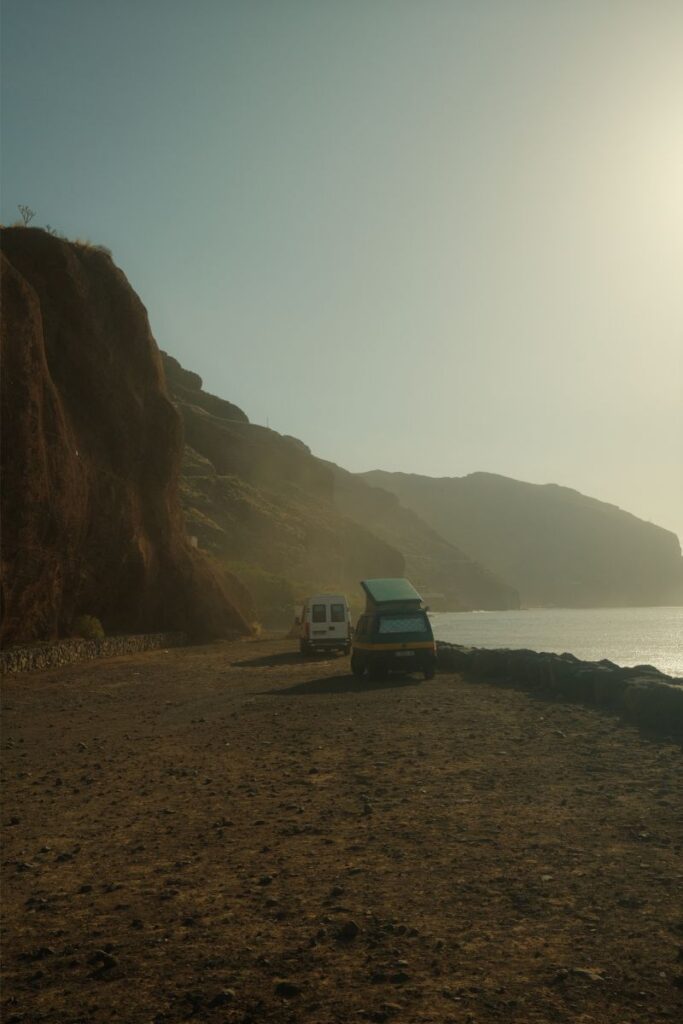 Caravanas aparcadas junto a la playa de Las Gaviotas