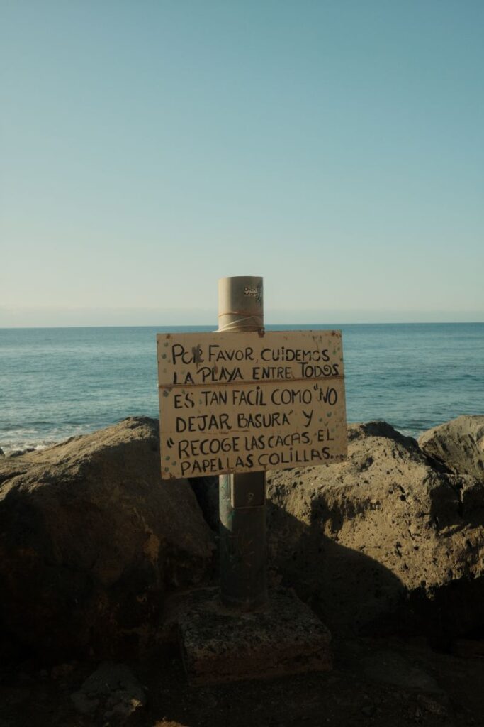 Cartel de concienciación en la playa de Las Gaviotas