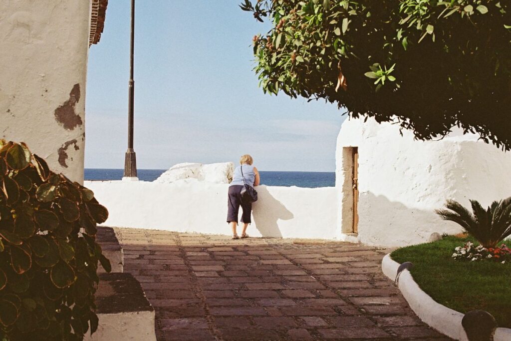 Mujer alongada al mar en el Paseo de San Telmo, en Puerto de la Cruz