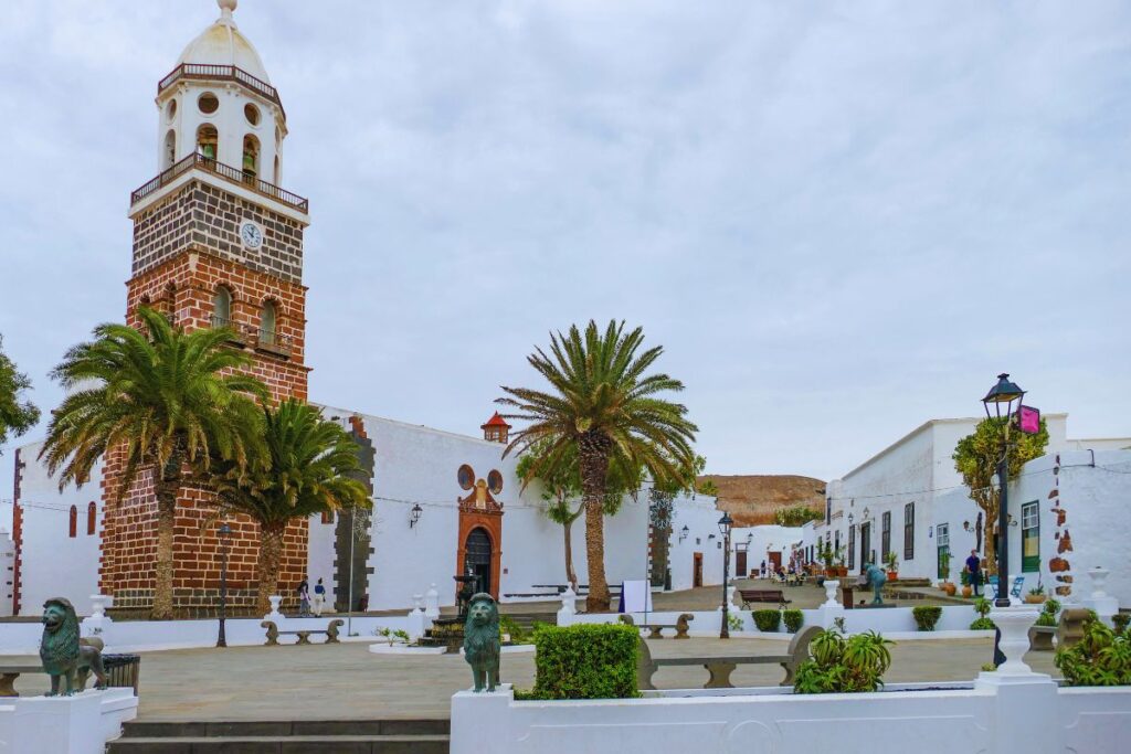Plaza e iglesia en Teguise, Lanzarote