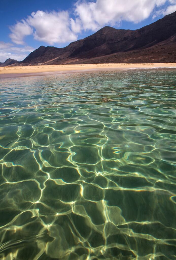 Aguas cristalinas en playa de Fuerteventura
