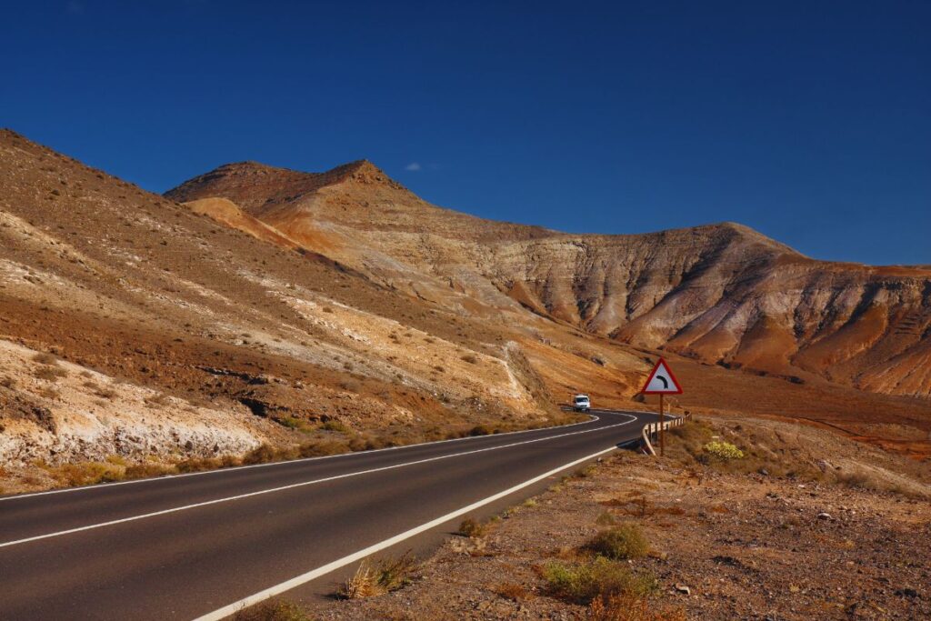 Carretera en Fuerteventura con Camper al fondo