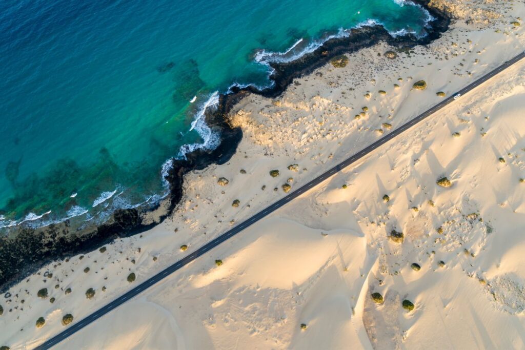 Carretera en Fuerteventura entre las dunas y el mar