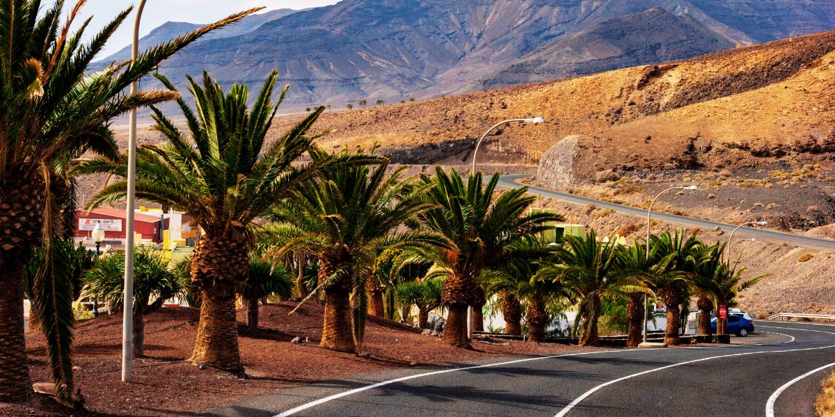 Carretera sinuosa en Fuerteventura con paisaje volcánico