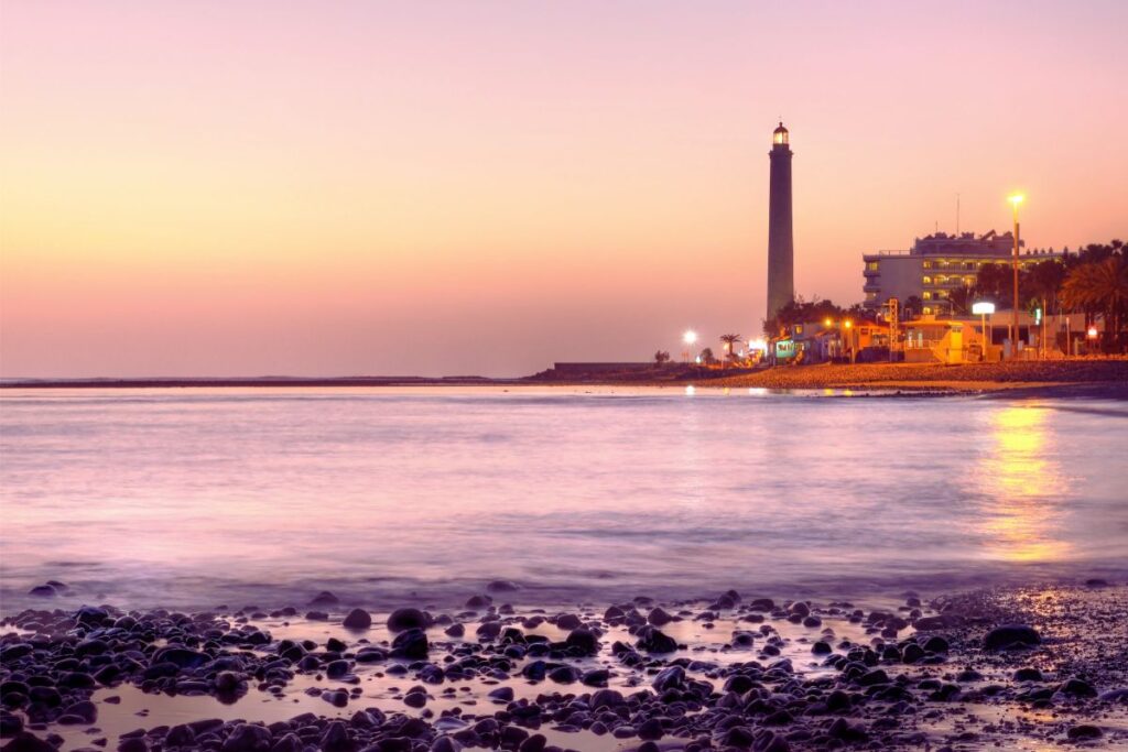 Atardecer en Maspalomas con el faro en el horizonte