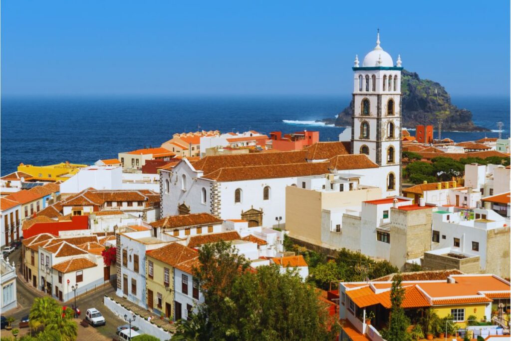 Vista aérea del pueblo de Garachico con su torre de la Iglesia