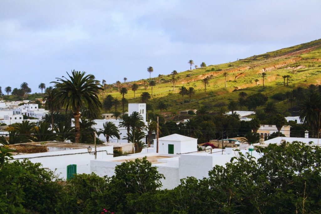 Casas blancas en el pueblo de Haría