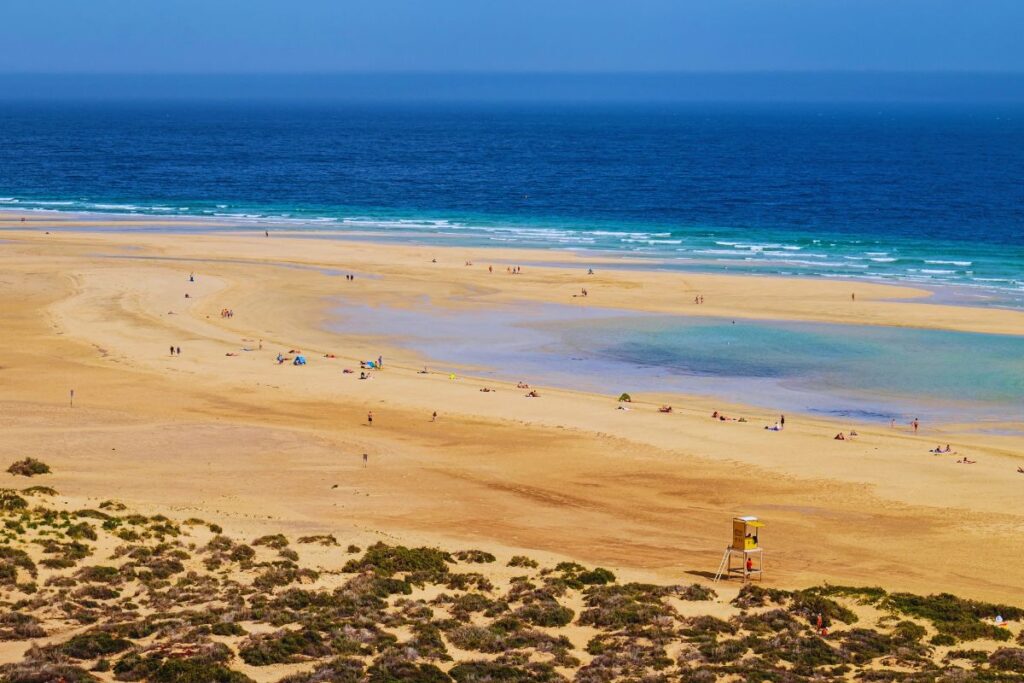 Costa de Jandía con el azul del mar de fondo