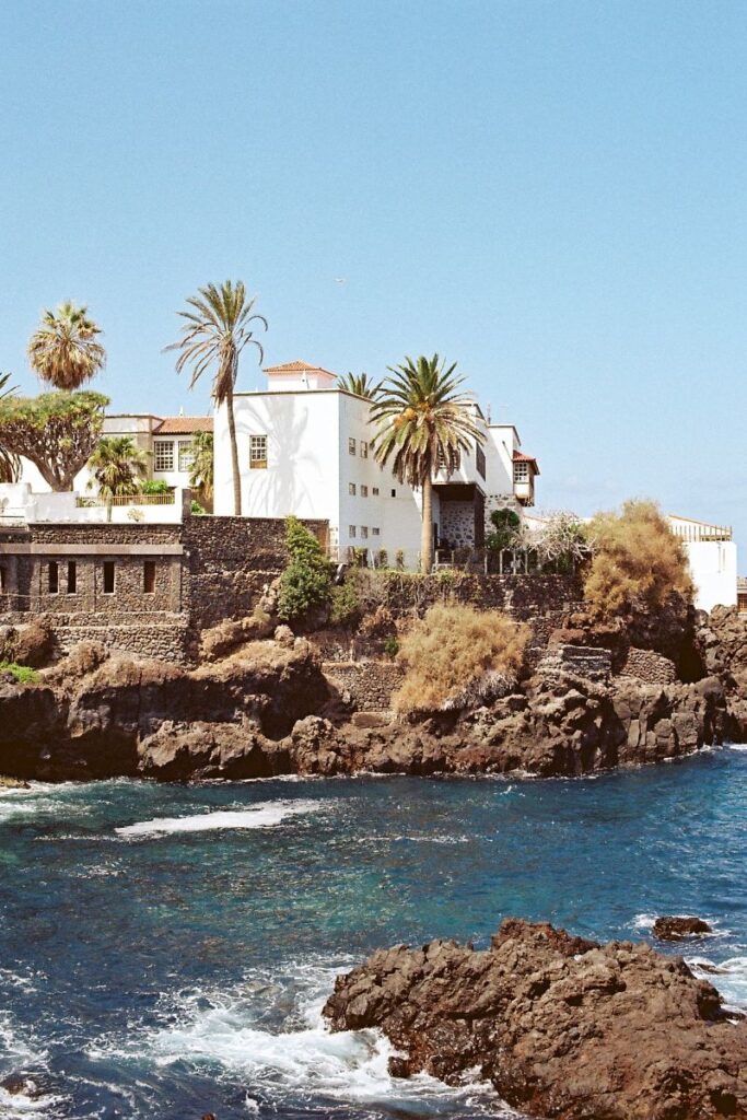 Edificios de piedra y fachadas blancas junto al mar en el Puerto de la Cruz