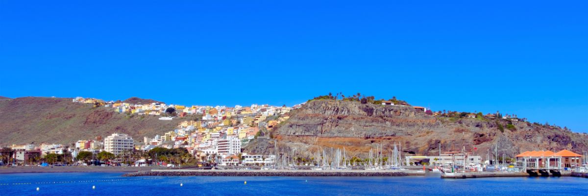 Vista desde el mar de la Villa de San Sebastián de la Gomera