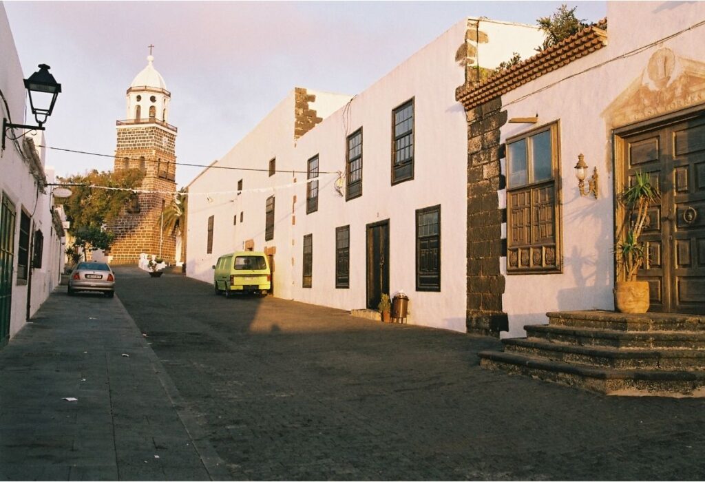 Calle adoquinada de camino hacia la torre de la Iglesia de Nuestra Señora de Guadalupe