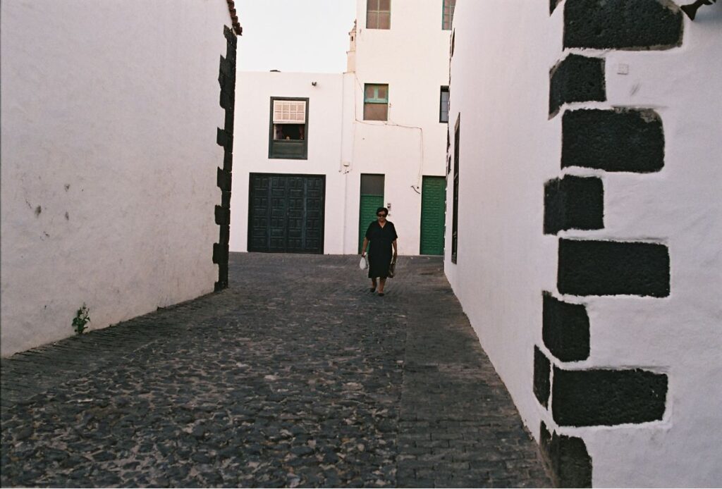Mujer del pueblo de Teguise paseando por sus calles adoquinadas