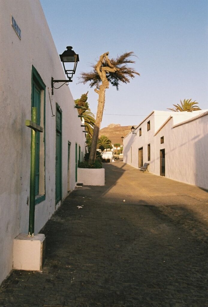 Cruz verde en una calle de Teguise, Lanzarote